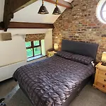 Stunning 2 Bedroom Guest House With Hot Tub