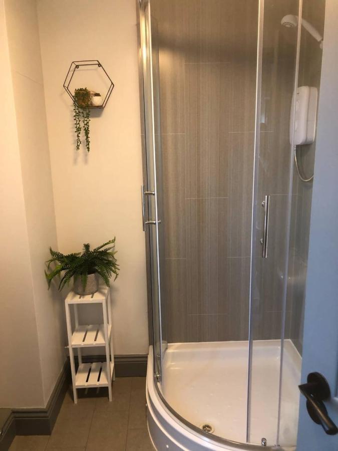 Rowan Place 5 Bedroom Off Street Parking * Durham