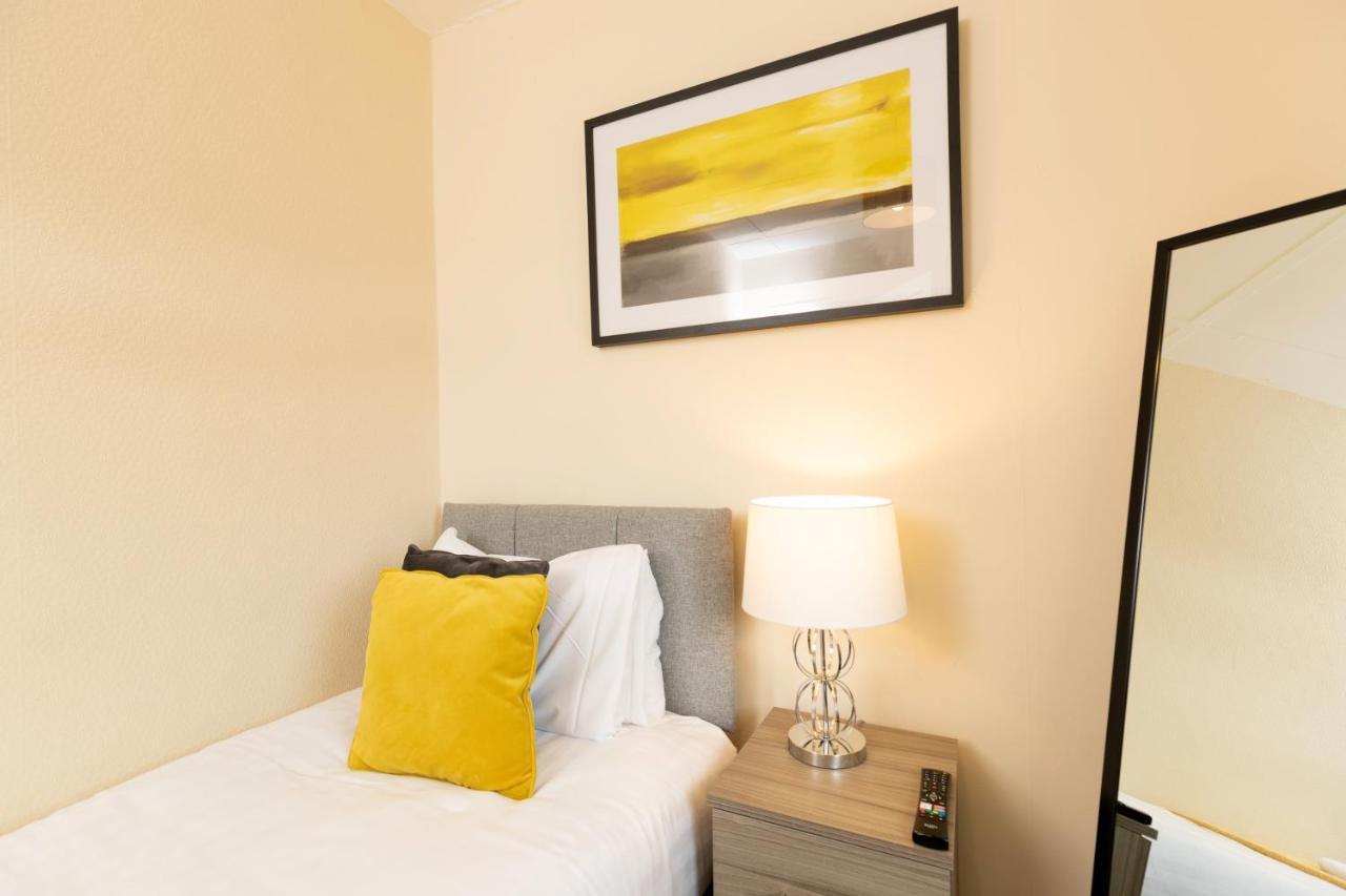 Taylor House Contractors Welcome Off Street Parking For Vans Apartment *