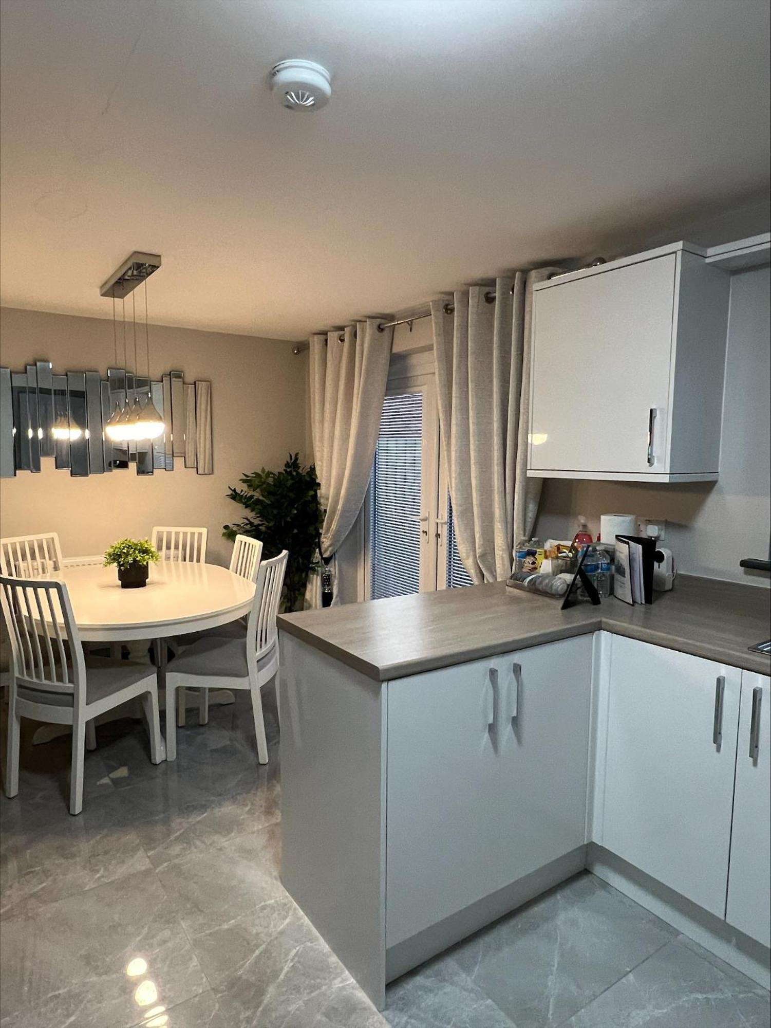 Ultra Modern Large 4 Bed Executive *