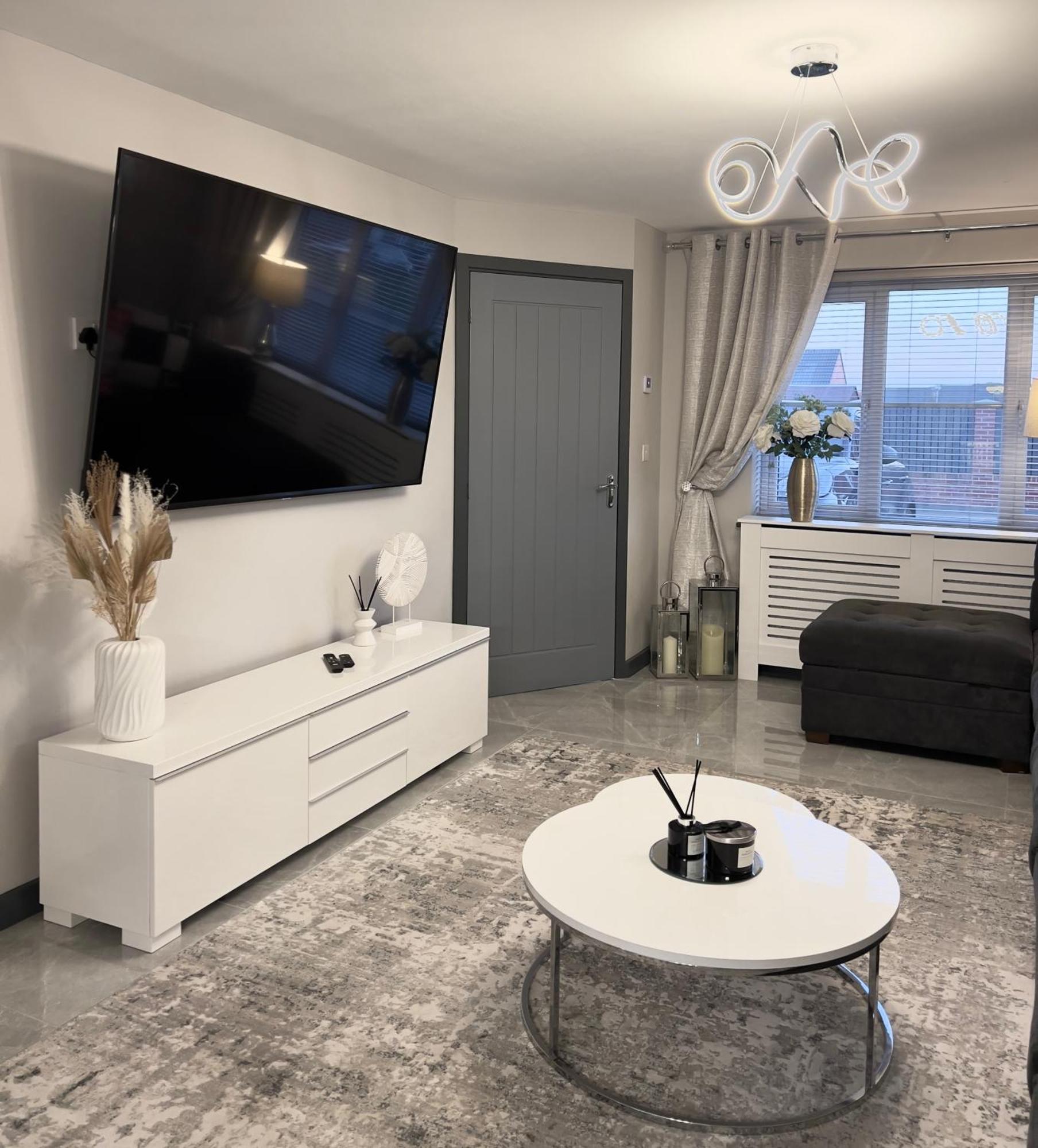 Holiday home Ultra Modern Large 4 Bed Executive *
