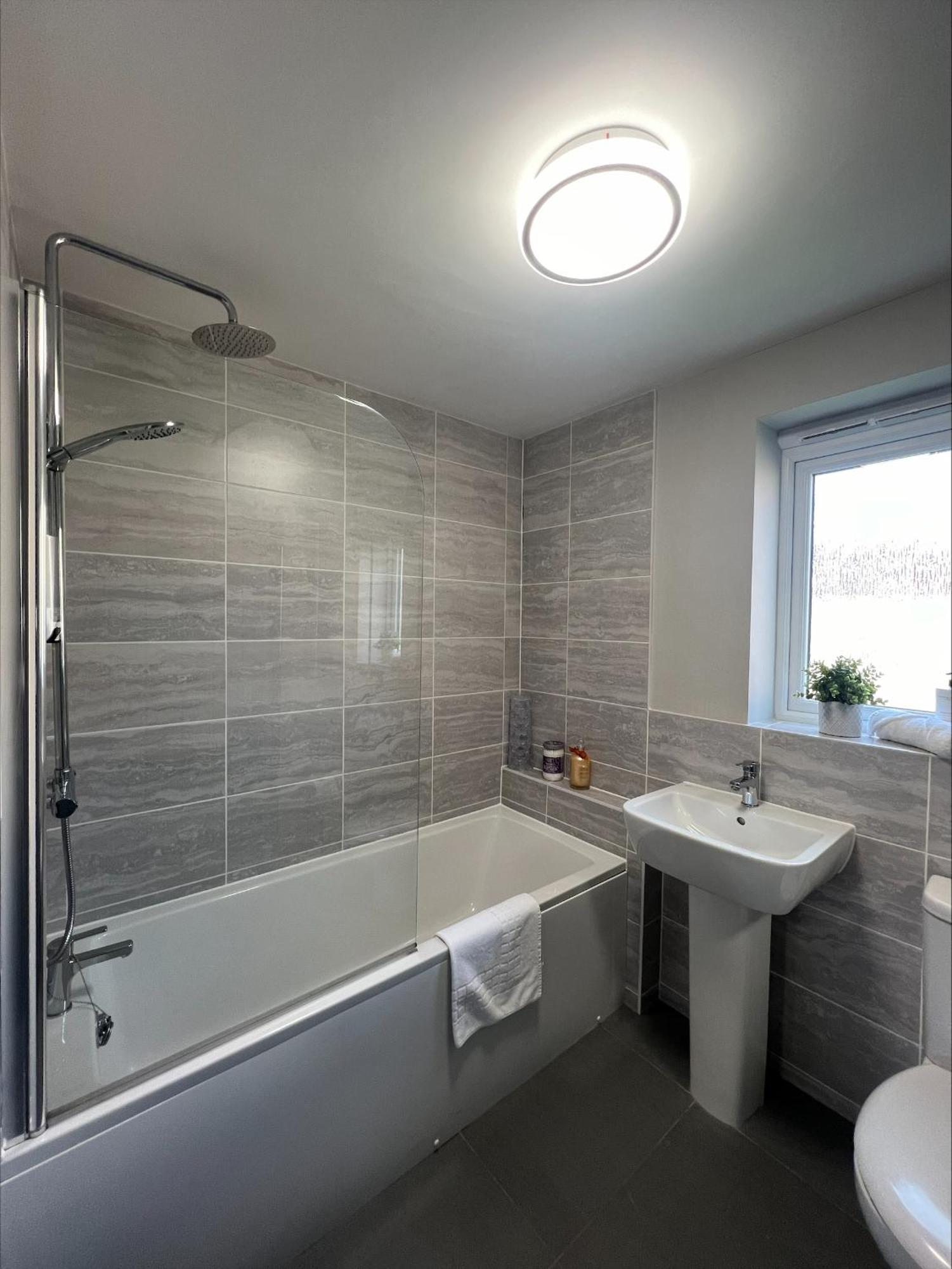 Ultra Modern Large 4 Bed Executive Holiday home