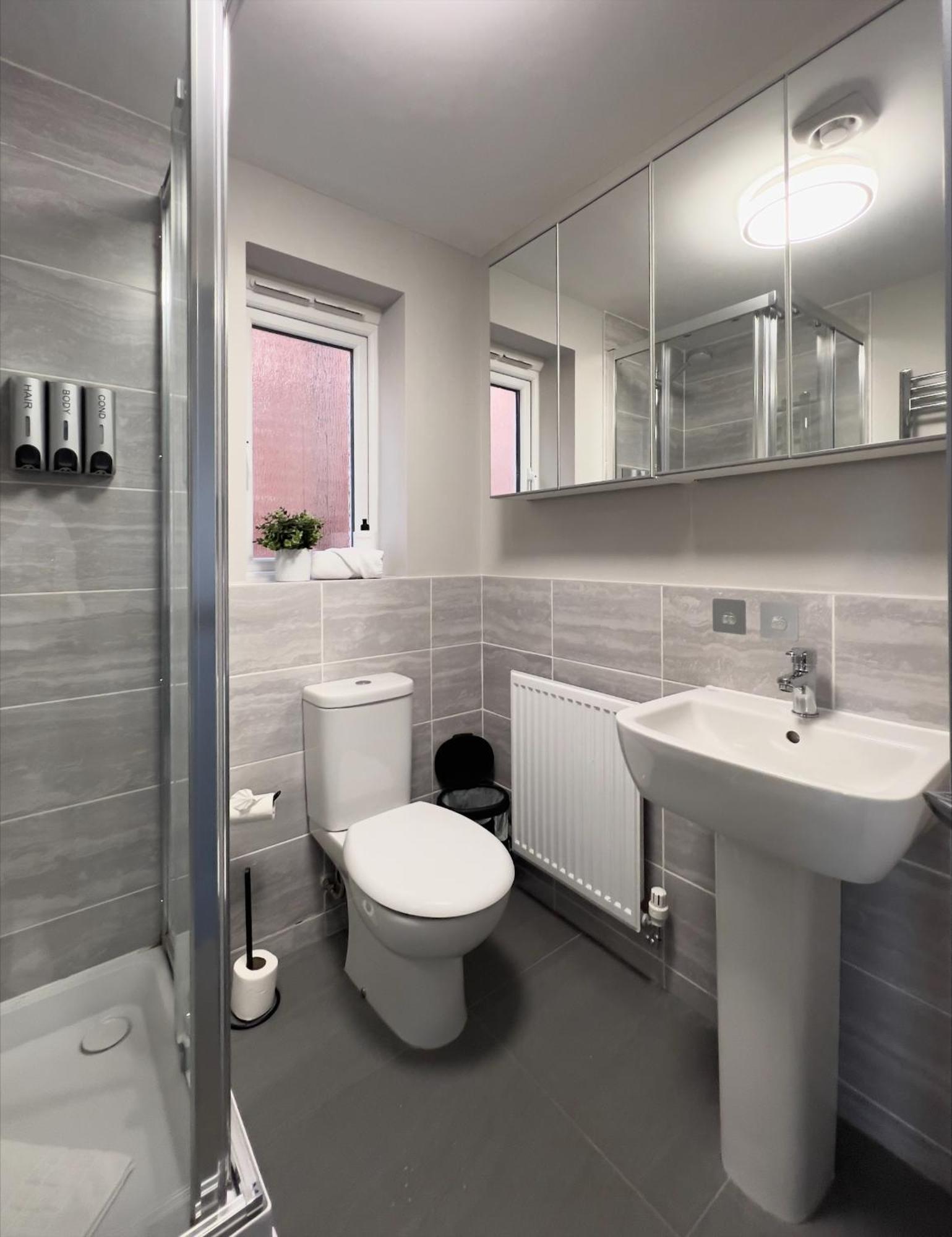 Ultra Modern Large 4 Bed Executive Holiday home *