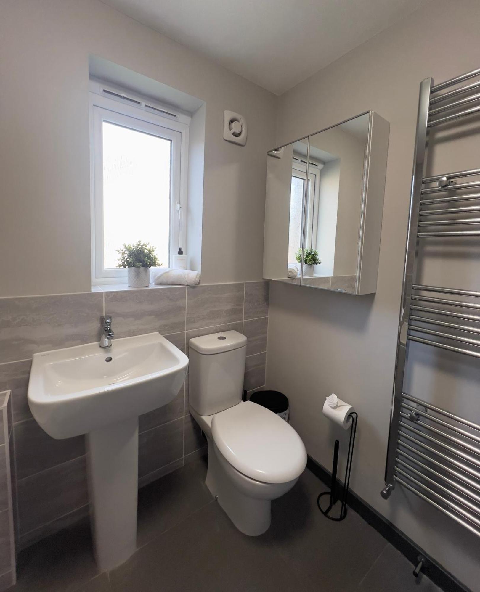 Ultra Modern Large 4 Bed Executive Holiday home Durham