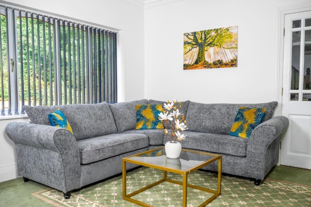Luxury Mansion, Central, Perfect For Groups * Durham