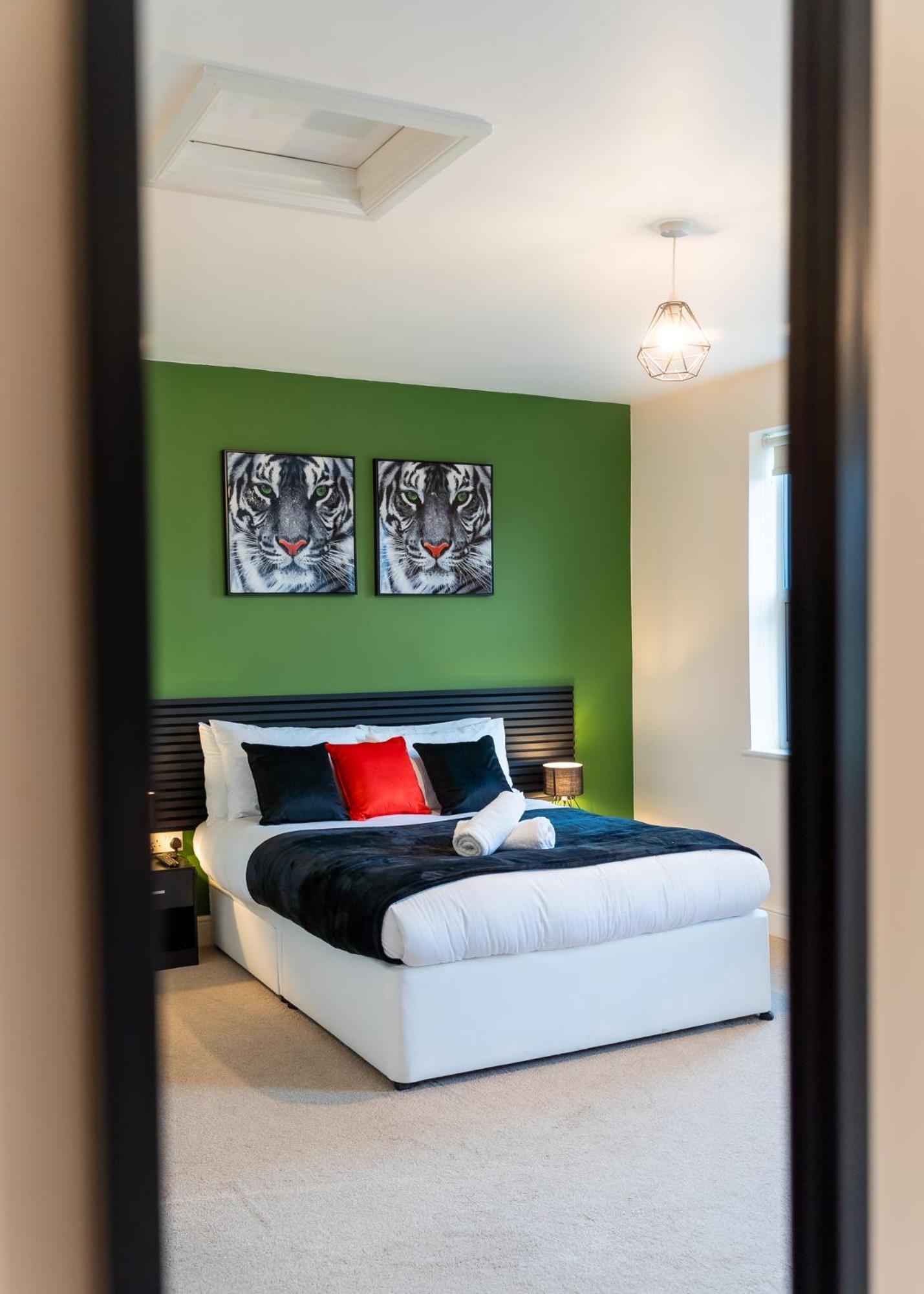 Heart Of Durham, Modern, Free Parking - Perfect For Families And Contractors Apartment *