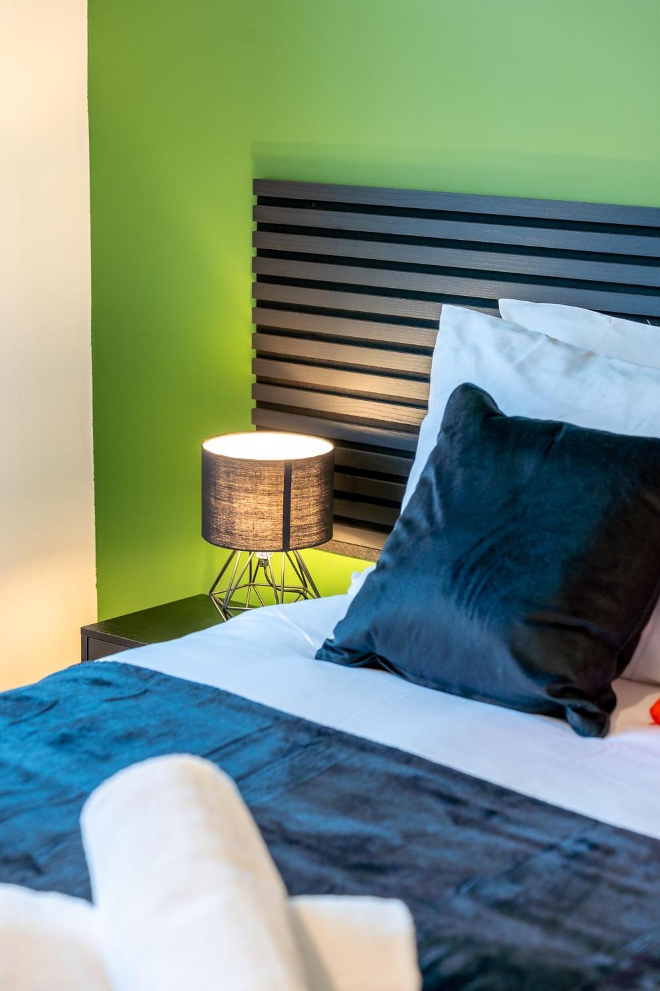 Heart Of Durham, Modern, Free Parking - Perfect For Families And Contractors Apartment *