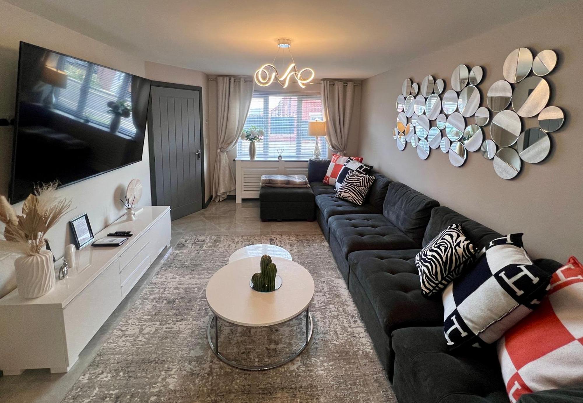 Ultra Modern Large 4 Bed Executive Holiday home *