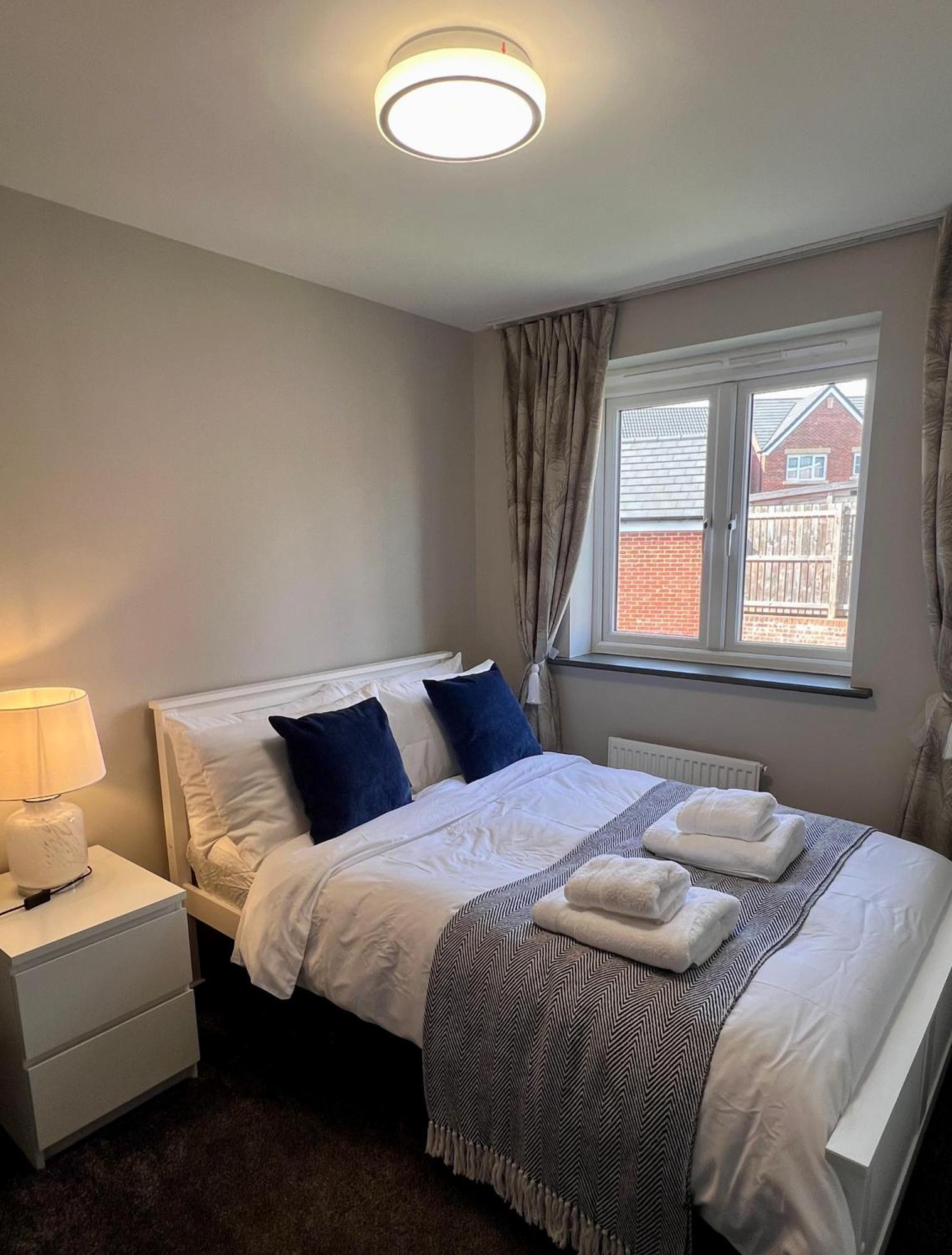 Ultra Modern Large 4 Bed Executive Holiday home *
