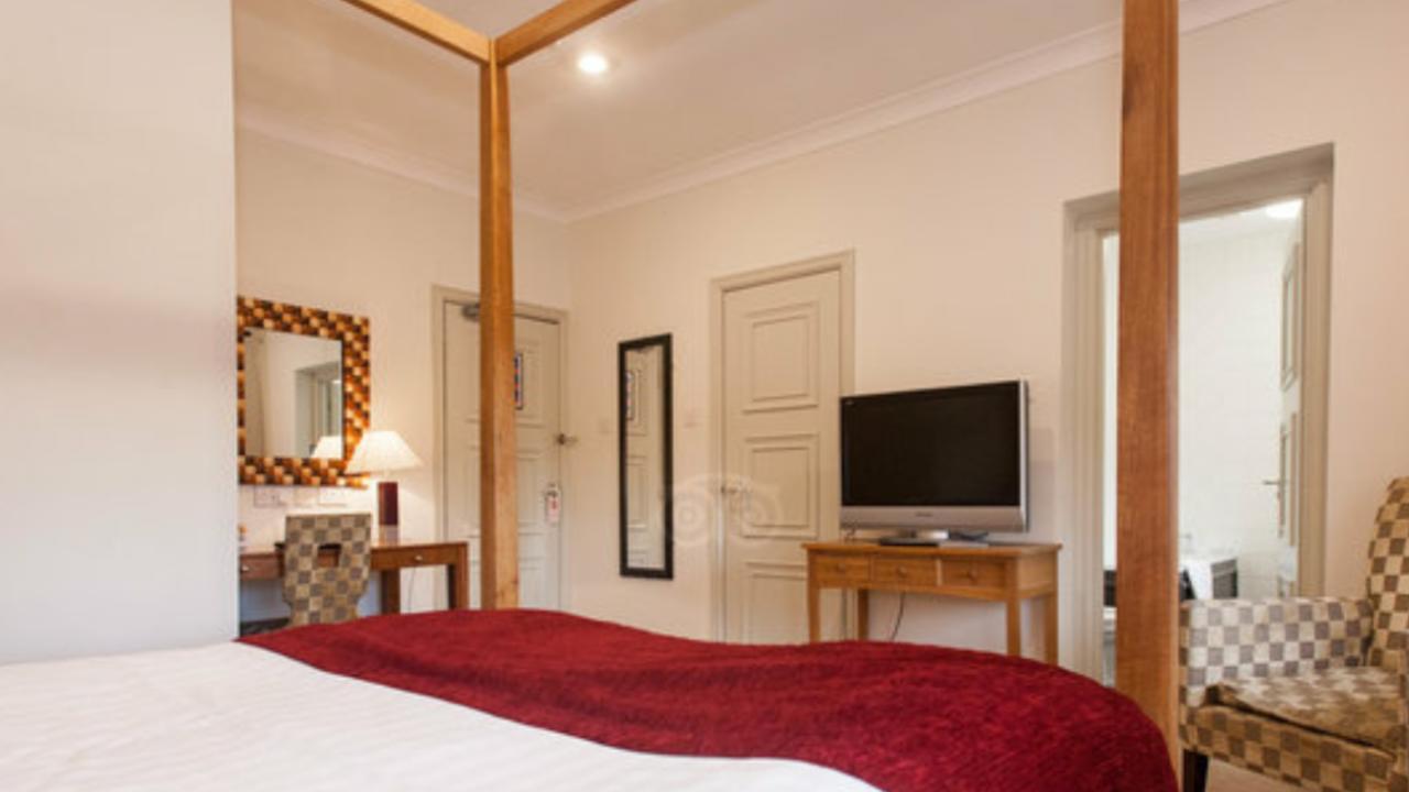 Hotel Honest Lawyer